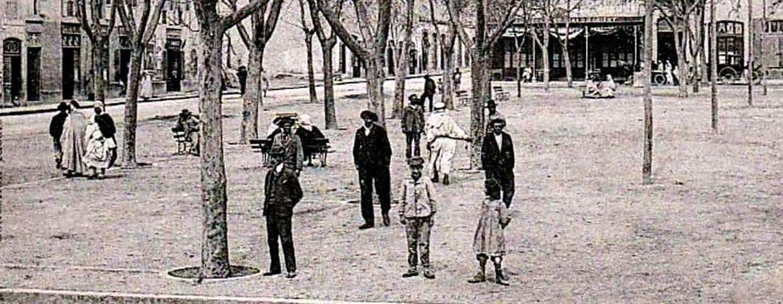 878- Tiaret - La Place Carnot2.jpg